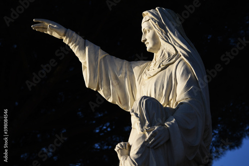 Profil de la statue de Sainte Anne, Buttes Sainte Anne à Chantenay. (Nantes) France.  photo