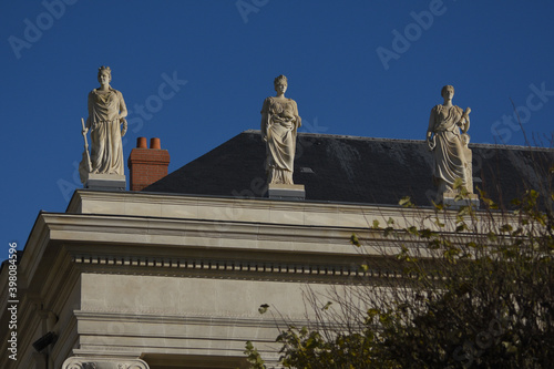 Statues sur le toit de l'ancien Palais de la bourse à Nantes. Elles réprésentent :  ville de Nantes, la prudence et les beaux arts. photo