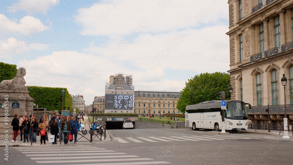 Pedestrians are on the move to the Tuileries quay