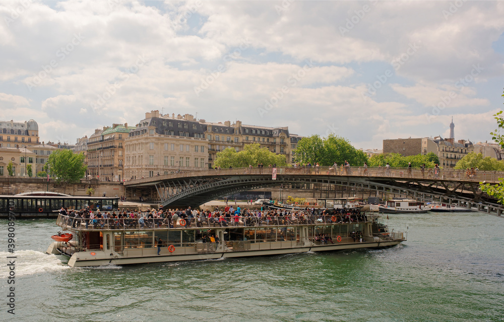 Naklejka premium Under the bridge Leopold Sedar Senghor floats boat with tourist