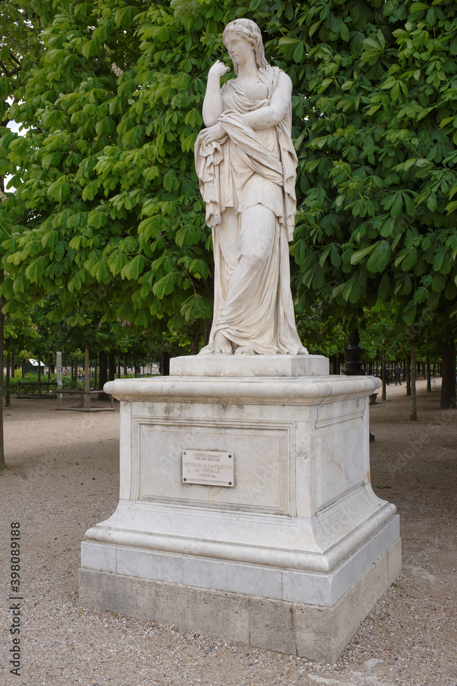  Veturie ou le Silence ou Vestale,a statue by Pierre II Legros, in the Jardin des Tuileries.Veturie was a Roman matron,the mother of General Gaius Marcius Coriolanus
