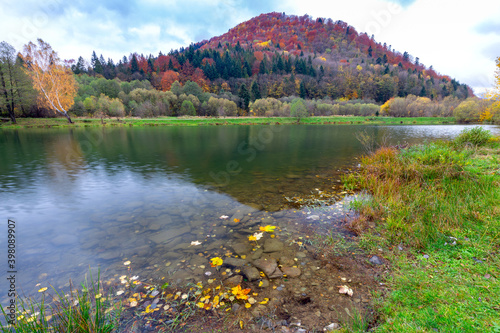Fototapeta Naklejka Na Ścianę i Meble -  Carpathians. Picturesque lake in autumn.