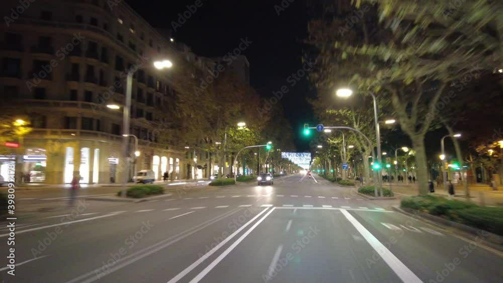 Plano a gran velocidad de luces de navidad en una ciudad grabadas desde una moto