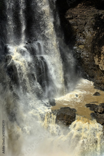 Paisajes y localizaciones de las cataratas del Nilo Azul  en el sur del lago Tana y de la ciudad de Bahir Dar  en el norte de Etiopia