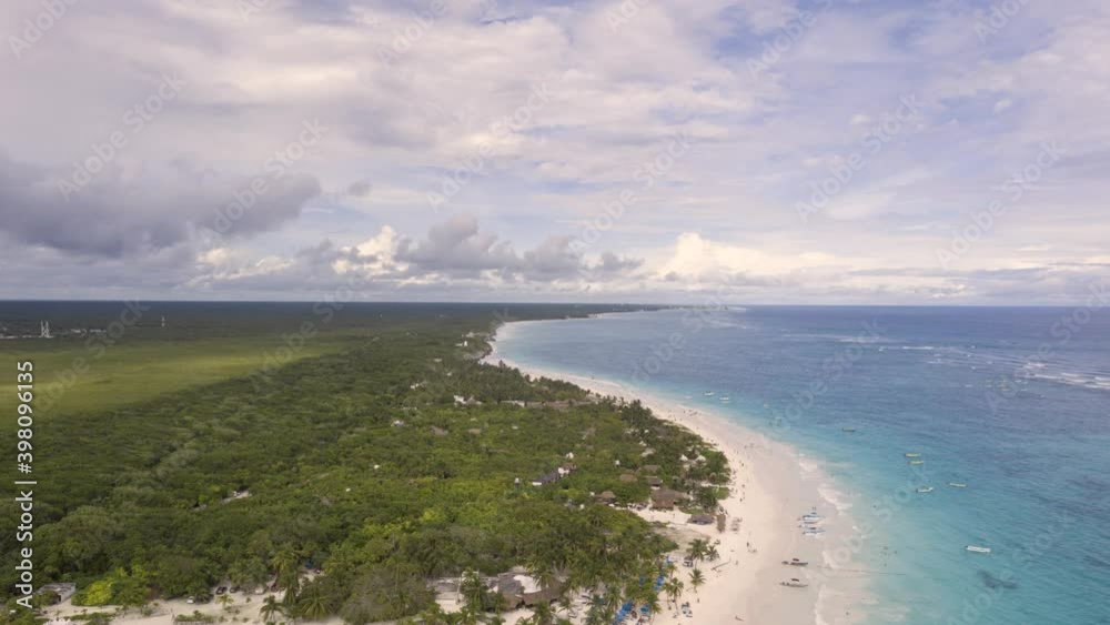 Hyperlapse aéreo sobre Playa Paraiso en Tulum, México con un espectacular cielo azul y el característico mar azul turquesa del caribe mexicano como fondo. Hyperlapse aéreo sobre Playa Paraiso en Tulum, México con un espectacular cielo azul y el característico mar azul turquesa del caribe mexicano como fondo.