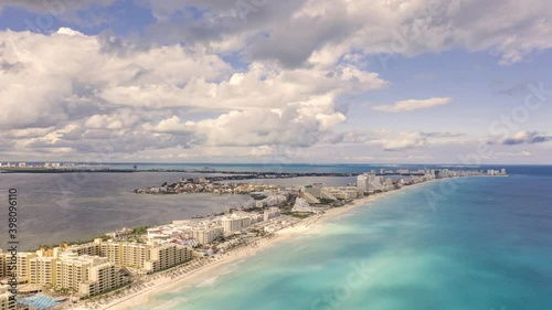 Espectacular hyperlapse aéreo con vista al skyline de la zona hotelera de Cancun, la laguna de Nichupté y la zona residencial de La Isla, con un espectacular cielo nublado como fondo.