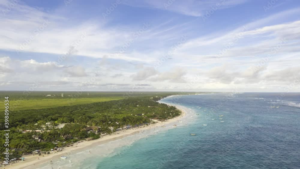 Hyperlapse aéreo sobre Playa Paraiso, una playa tropical de la Riviera Maya en Tulum, México. Hyperlapse aéreo sobre Playa Paraiso, una playa tropical de la Riviera Maya en Tulum, México.
