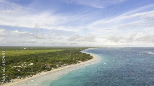 Hyperlapse aéreo sobre Playa Paraiso, una playa tropical de la Riviera Maya en Tulum, México.