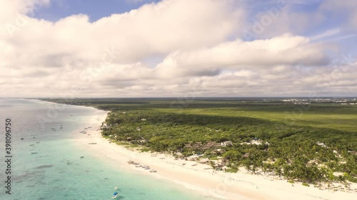 Espectacular hyperlapse aéreo con vista a las playas de la Riviera Maya en Tulum, Quintana Roo con un cielo nublado como fondo.