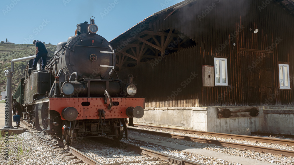 Obraz premium Front end train in the Pinhao Mountains, Portugal