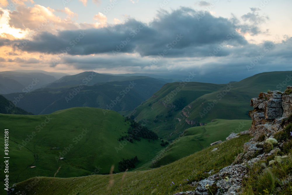 Naklejka premium Mountain sunrise sea of ​​clouds