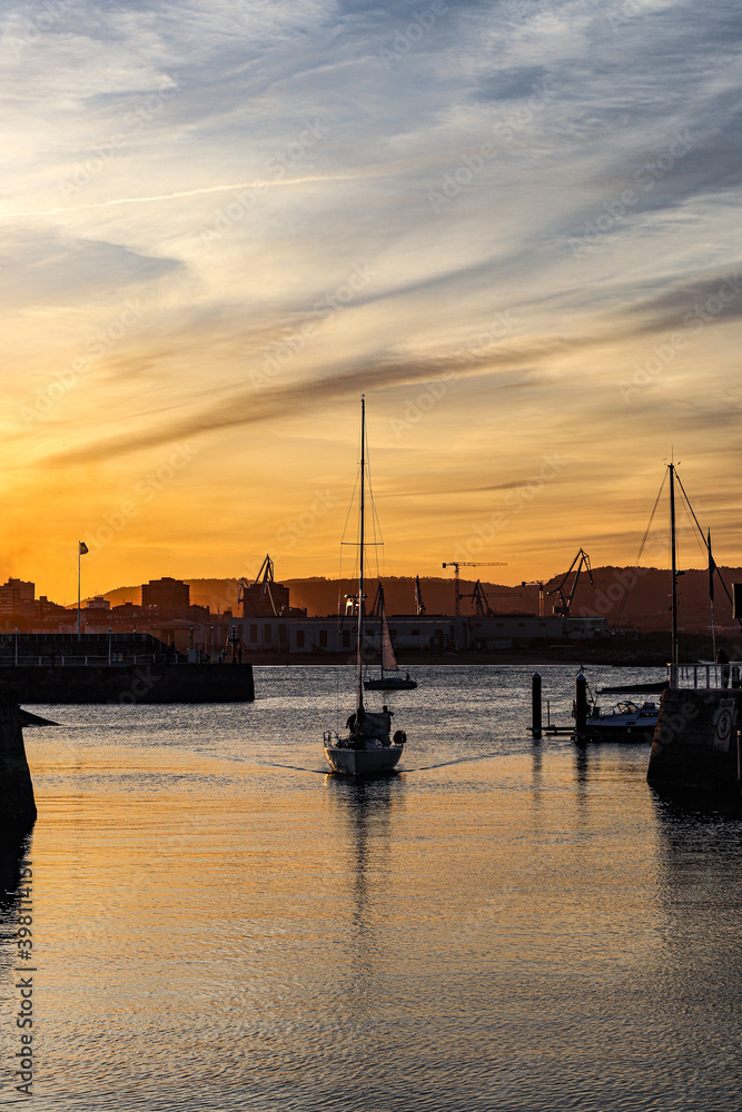 Gijón, atardecer en el puerto deportivo, Asturias , España