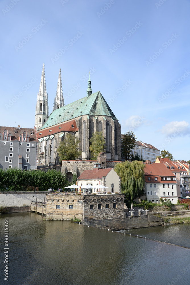 Lausitzer Neisse und Pfarrkirche St. Peter und Paul in Görlitz