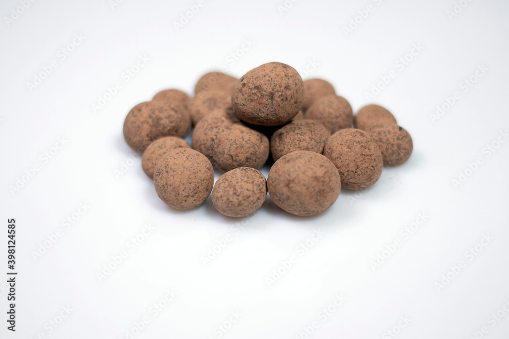 Macadamia cuierta de chocolate en fondo blanco Macadamia cuierta de chocolate en fondo blanco