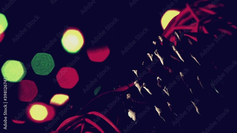 Natale vintage, pigna con luci a intermittenza colorate.