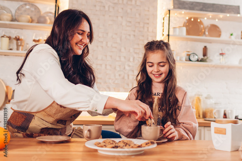 Fotografia Family drinking tea with cookies at home