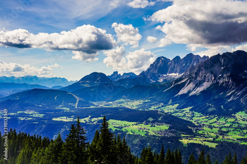 Blick auf den Dachstein in Österreich mit schöner Wolkenstimmung, Berglandschaft in Schladming, Ausblick von Schladming Planai auf das Dachsteinmassiv © Angela