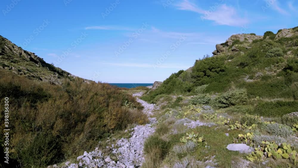 Despegue en sendero de piedras que va hacia playa Despegue en sendero de piedras que va hacia playa