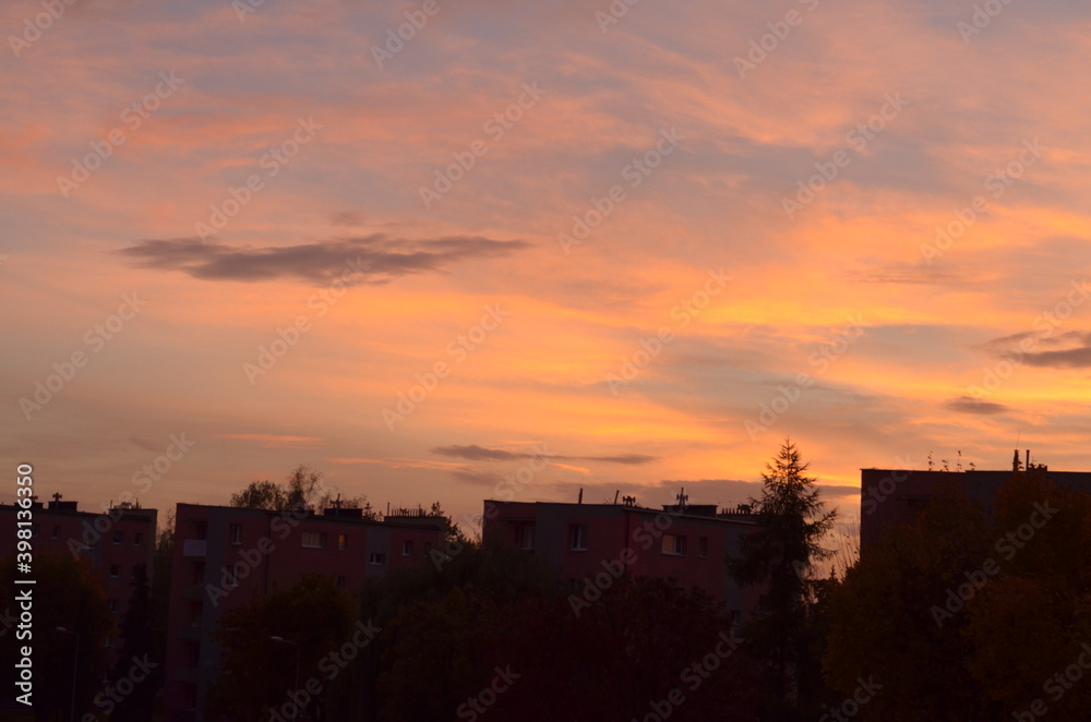 kolorowe chmury na niebie podczas zachodu słońca