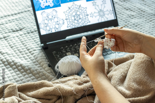 Learning to crochet online - autumn afternoon in a cozy home