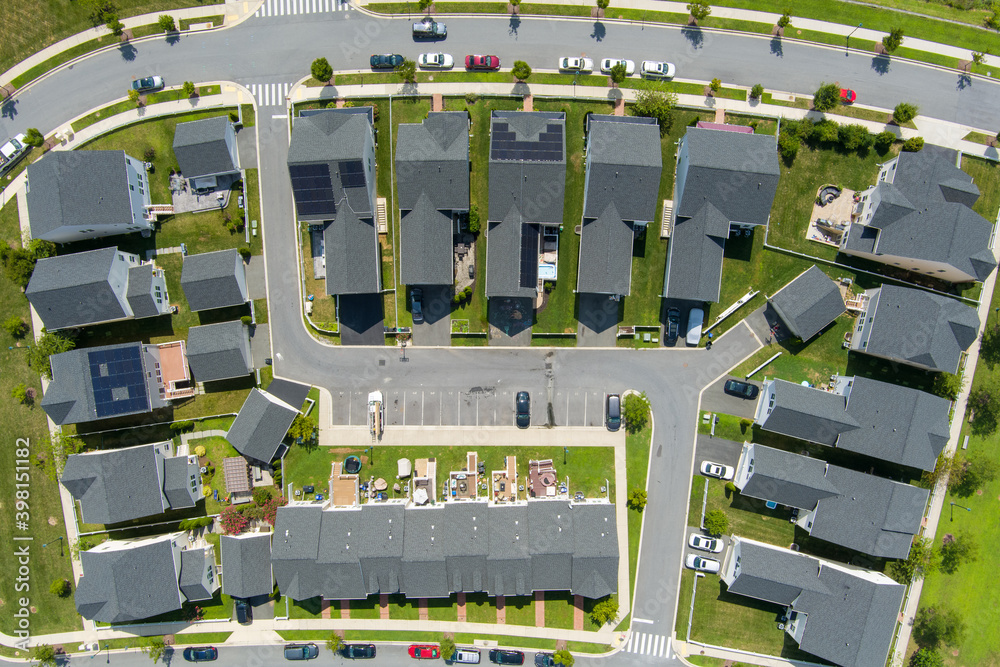 Foto de Aerial view of homes in the Greenway Village subdivision of