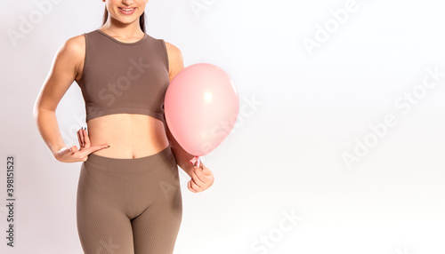 Cuadro en lienzo Girl holding a balloon and needle on white background with copy space