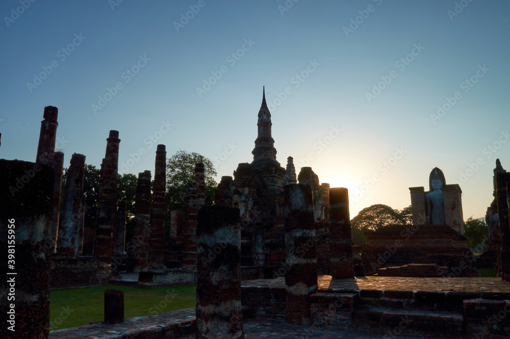 Obraz premium Wat Mahathat Temple, Sukhothai Province Is a temple in the area of Sukhothai since ancient times Wat Mahathat is located in the Sukhothai Historical Park.