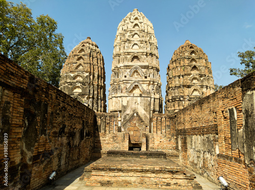 Wat Si Sawai Temple (Sukhothai Historical Park)world heritage site Located about 350 meters south of Wat Mahathat, an important historical site located in Kamphaeng Phet. Consists of 3 prangs.