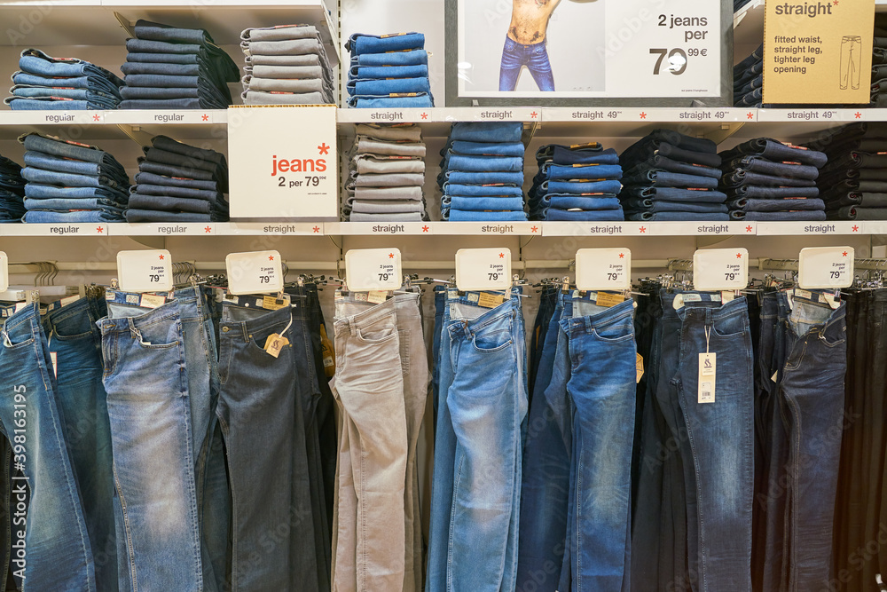 MILAN, ITALY - CIRCA NOVEMBER, 2017: inside Celio store in Milan. Celio is  a French men's clothing retailer. foto de Stock | Adobe Stock