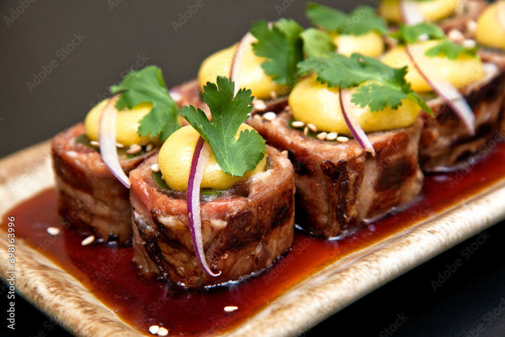 comida japonesa plato de Gyu asupara maki con tocino comida japonesa plato de Gyu asupara maki con tocino