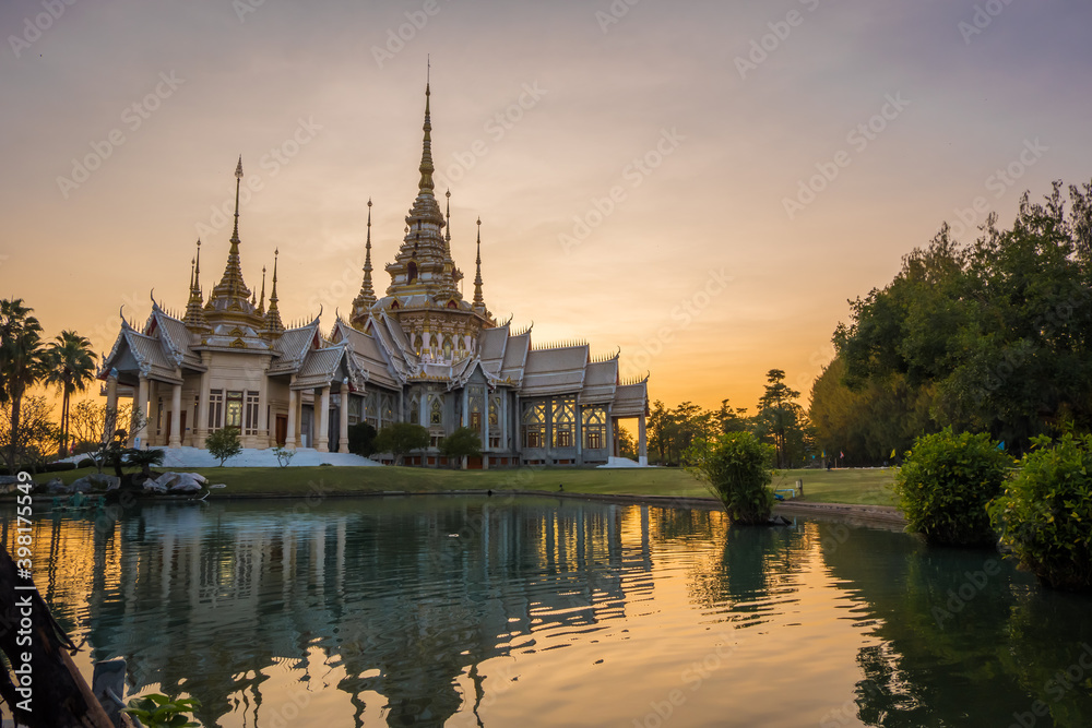 Obraz premium Landscape view Landmark of Nakhon ratchasima Temple at Wat Non Kum in Amphoe Sikhiu, Thailand at sunset time