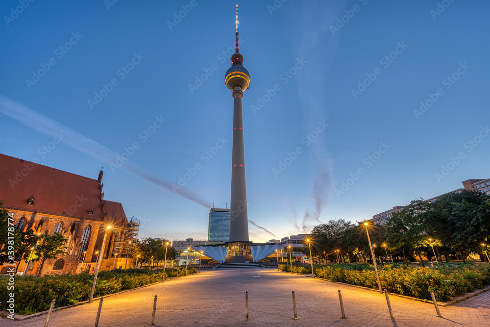 Obraz premium The Alexanderplatz in Berlin with the famous Television Tower before sunrise