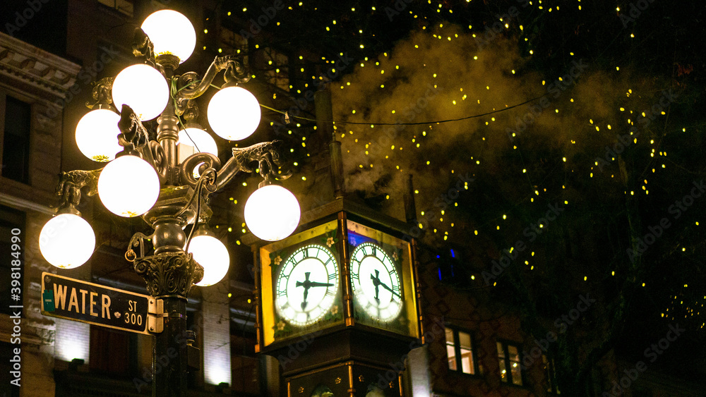 夜のバンクーバーのダウンタウンと有名な蒸気時計