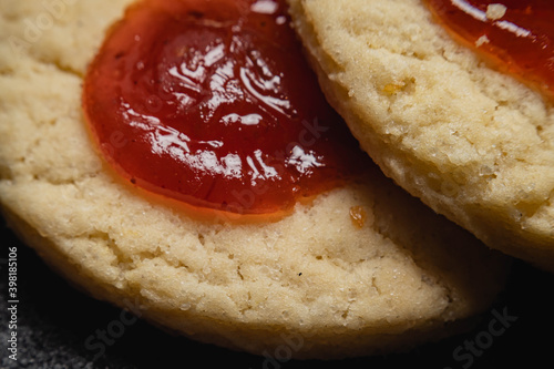 primer plano macro de galleta de masa de vainilla membrillo pepas fondo oscuro cordoba argentina photo