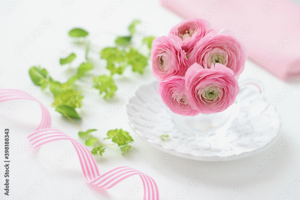 Bouquet of pink ranunculus flowers in glass cup.  ピンクのラナンキュラス