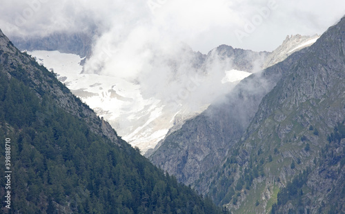 Fototapeta Naklejka Na Ścianę i Meble -  Snow on mountaintop in Switserland