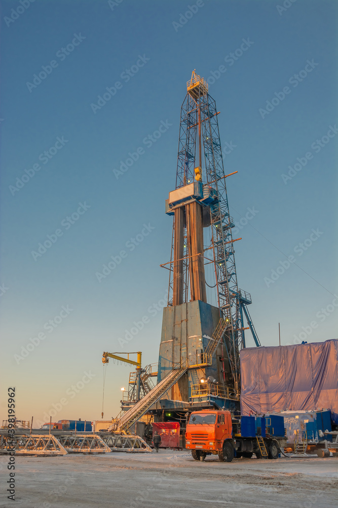 Obraz premium General view of the construction of a drilling rig for drilling oil and gas wells. Oil rig, equipment and communications. Drill pipes standing upright
