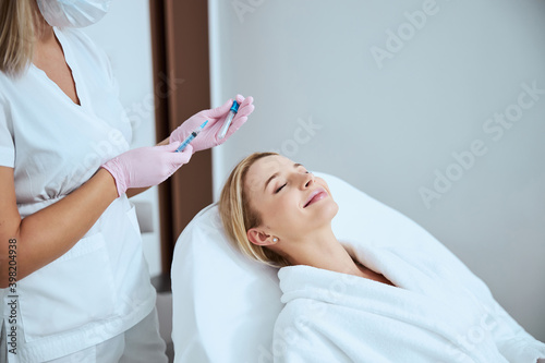 Canvas Print Doctor preparing for administering the platelet-rich plasma injection