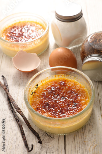 Obraz na plátně creme brulee.  dessert with caramel