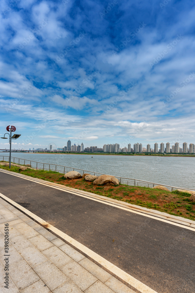 Naklejka premium city skyline of business district downtown in daytime