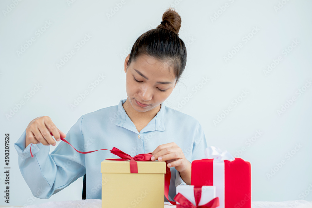 Asian women happy to open surprise boxes are stunned with excitement, joy, and smile on holidays, Christmas, birthday, or Valentine's Day concept Asian women happy to open surprise boxes are stunned with excitement, joy, and smile on holidays, Christmas, birthday, or Valentine's Day concept