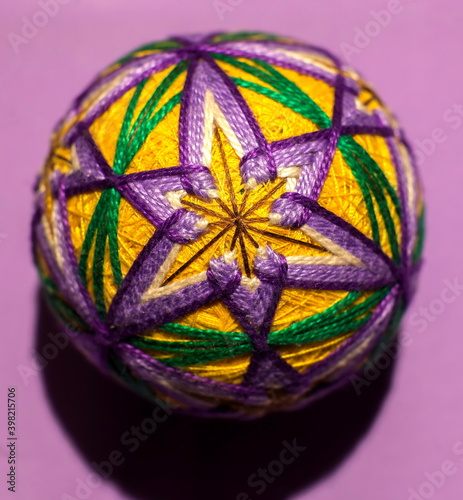 Foto Traditional japanese decorative balloon of happiness made of yarn