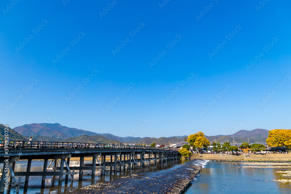 青空の嵐山 渡月橋 青空の嵐山 渡月橋