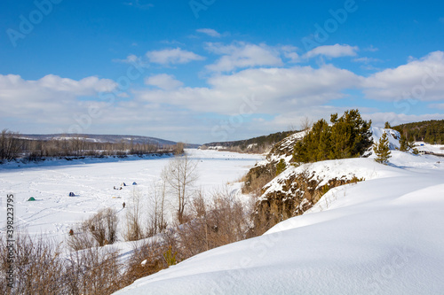Fototapeta Naklejka Na Ścianę i Meble -  The flow of the Tom river near the village of Old Balakhani is a popular place for Amateurs of winter fishing