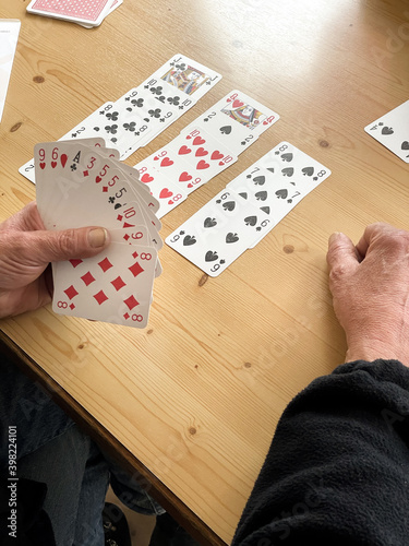 giocare a carte bar anziani circolo anziani azzardo carte gioco giocare  photo