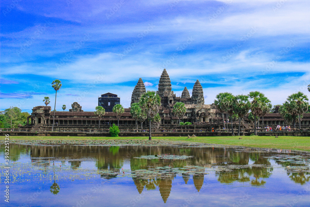 Obraz premium Angkor Wat and the blue sky