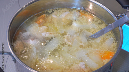 鶏肉や野菜を煮込んでいる鍋 シチューを作る過程