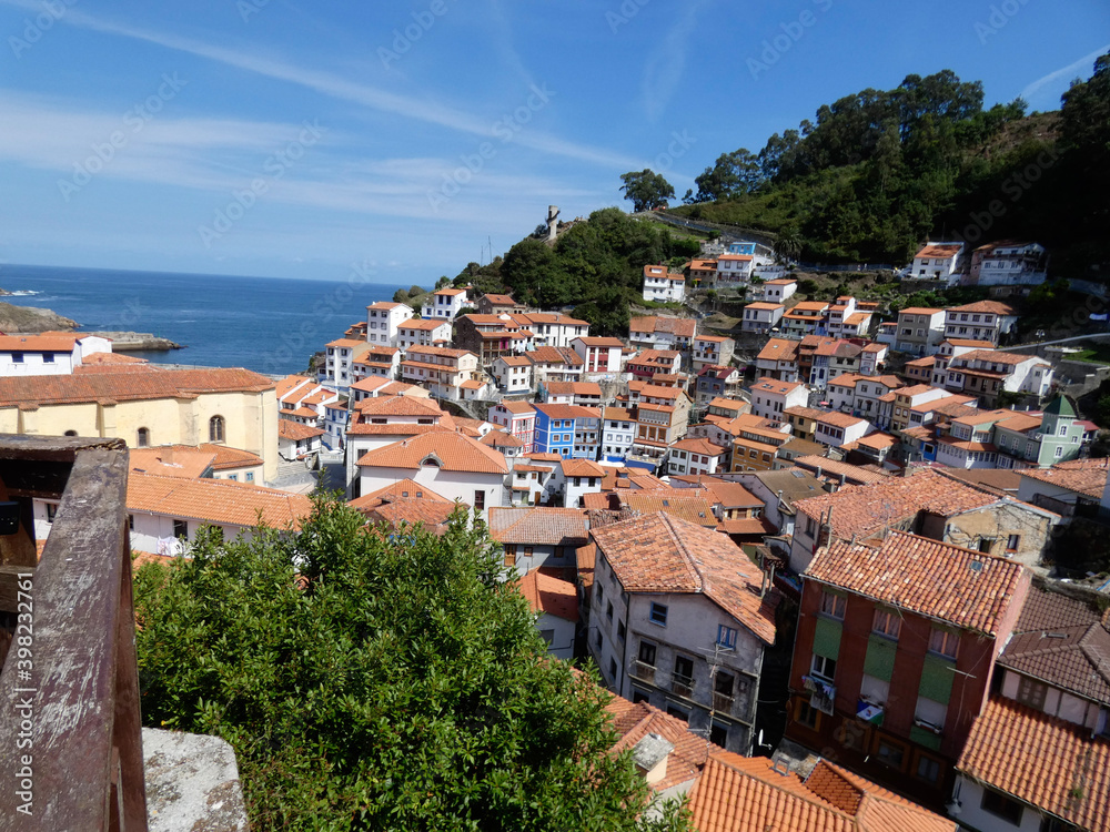 Cudillero es un concejo, parroquia y localidad de la comunidad autónoma del Principado de Asturias, España. Cudillero es un concejo, parroquia y localidad de la comunidad autónoma del Principado de Asturias, España.