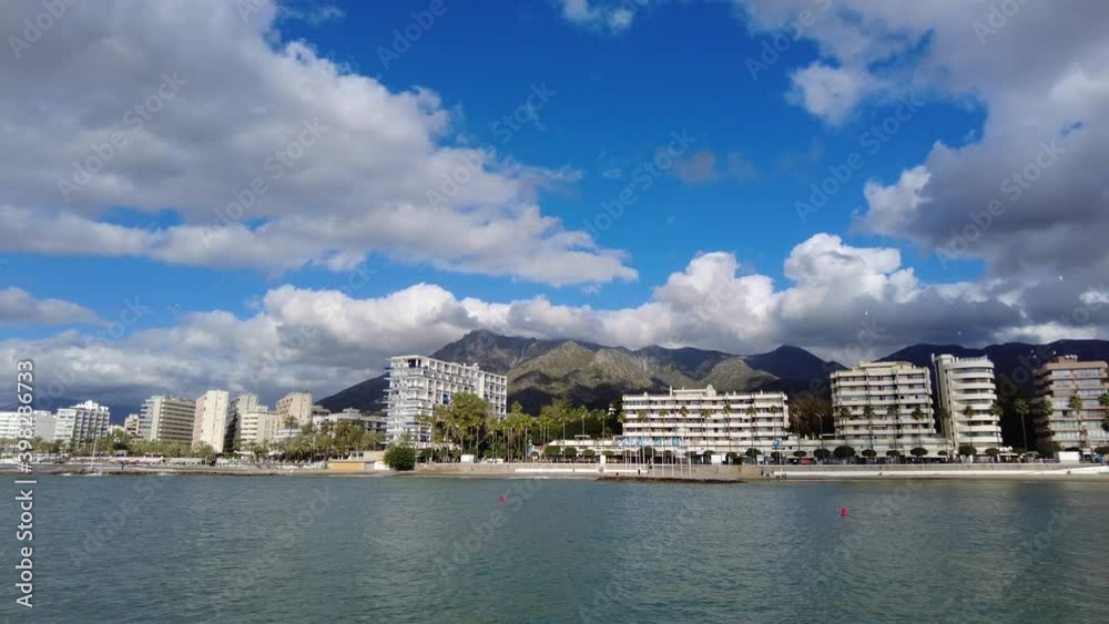 vista de la playa de la Fontanilla en el municipio de Marbella, Andalucía vista de la playa de la Fontanilla en el municipio de Marbella, Andalucía