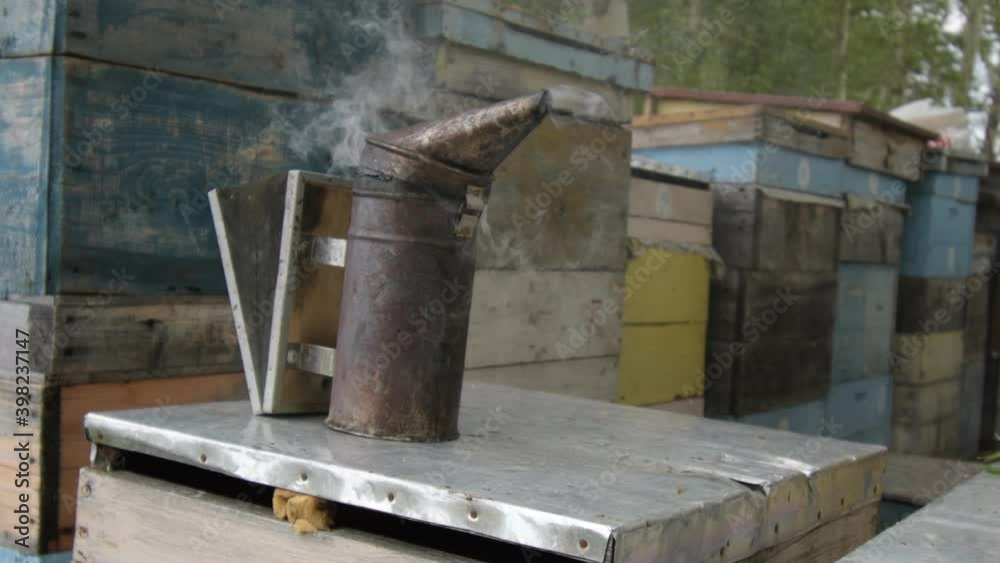 Operation of the device for smoking bees to extract honey from the beehive Operation of the device for smoking bees to extract honey from the beehive